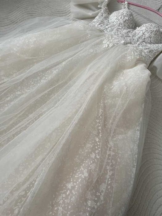 Нежна и елегантна булченска рокля