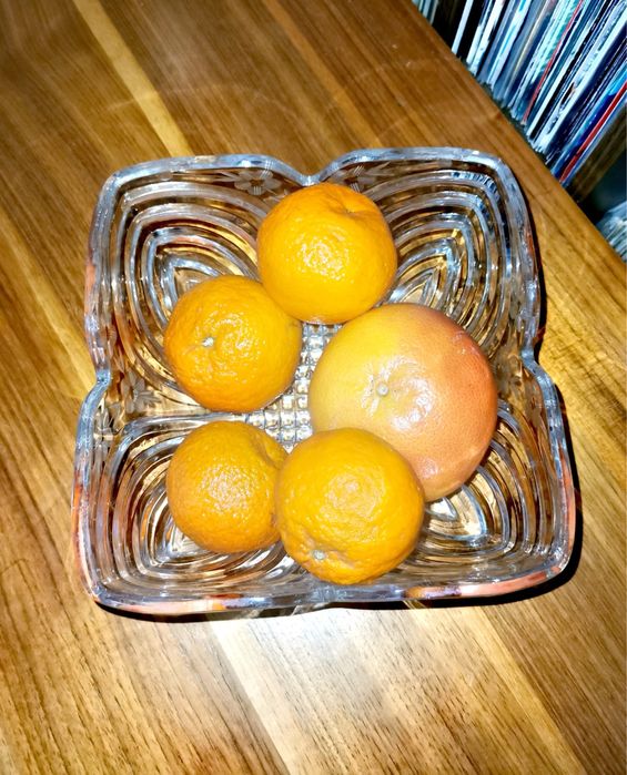 Кристална фруктиера тежка масивна с деликатни флорални гравюри красива