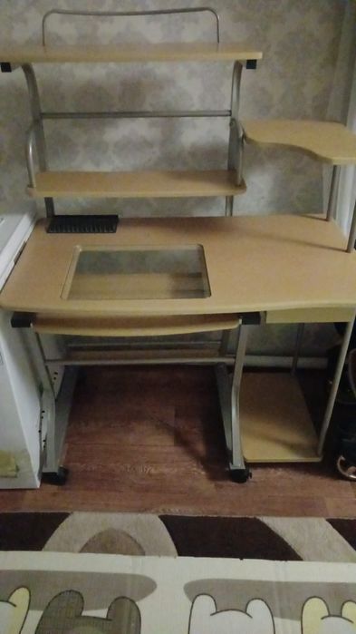 Продам стол компьютерный