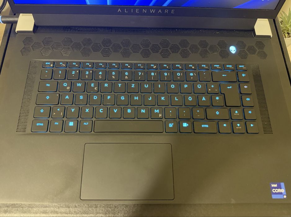 Геймърски лаптоп Dell Alienware X17 R2 + подарък мишка и охлаждаща поставка