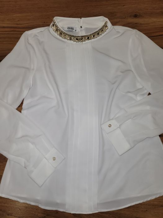 Бяла риза със златно колие