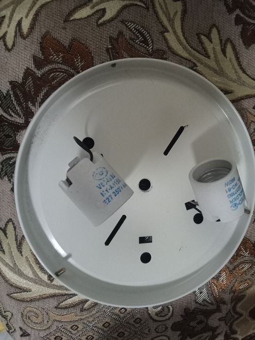 Продам светильники на 2 патронах.