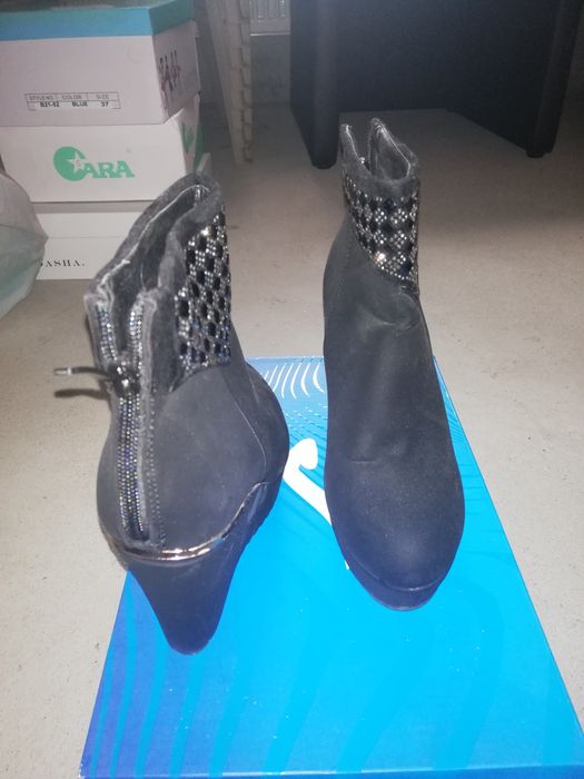 Încălțăminte purtata foarte putin