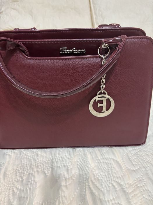 Дамска чанта цвят бордо