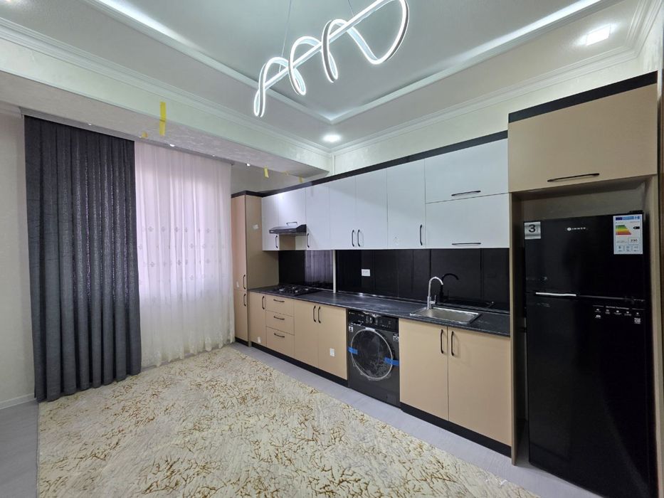 3 xonali kvartira sotiladi. 9 - qavatda liftli domda. Titova