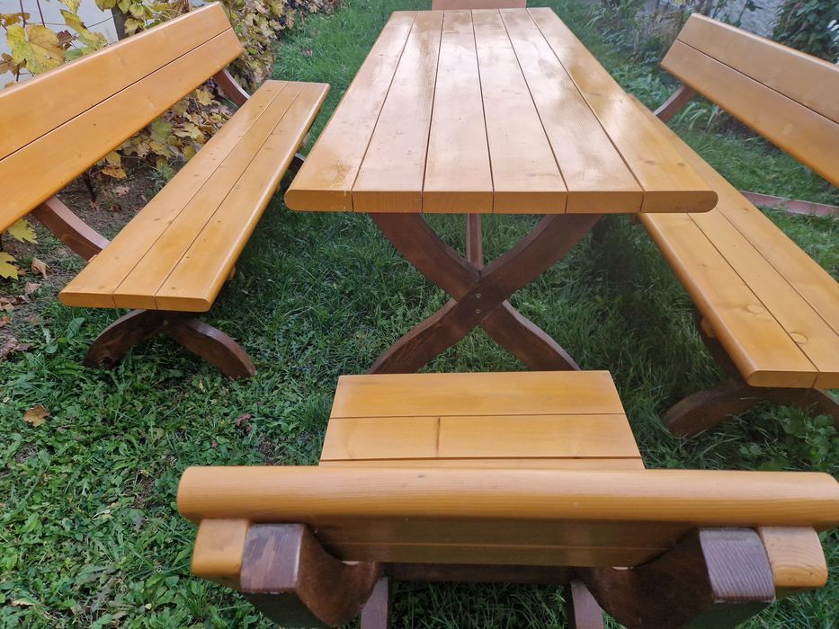 Masa cu bănci și scaune