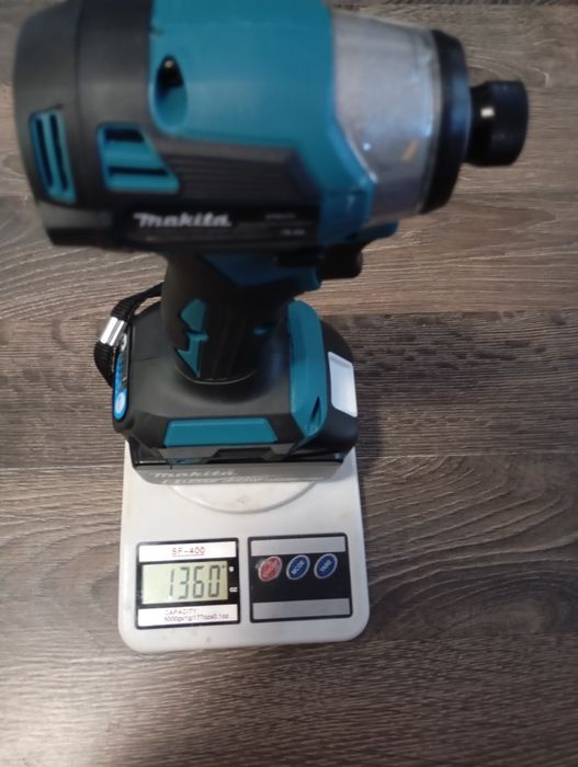 Impact Makita DTD 173 cu o baterie de 6A