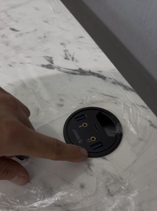 Компьютерный стол с USB и беспроводной зарядкой , сенсерной подсветкой