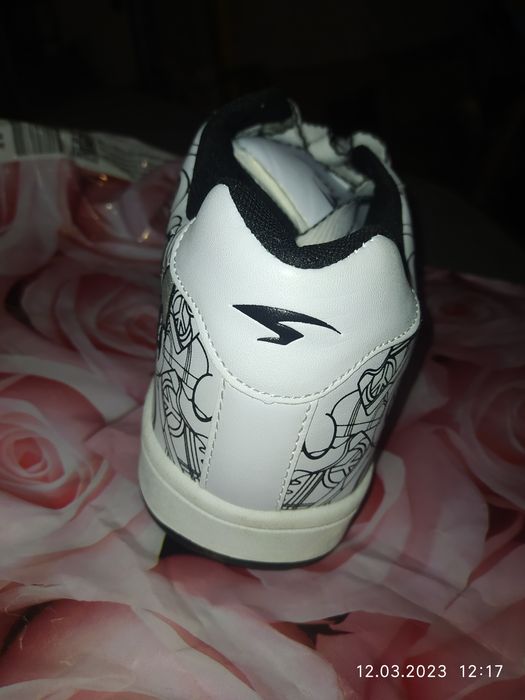 Продаю новые кроссовки