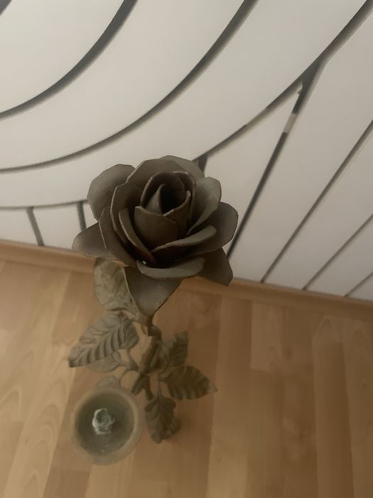 Бронзовая роза подсвечник
