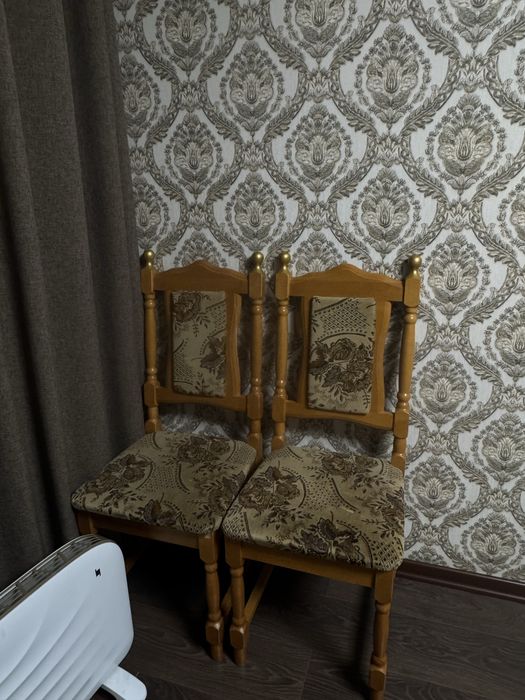 Стол и шесть стульев. ……………………..