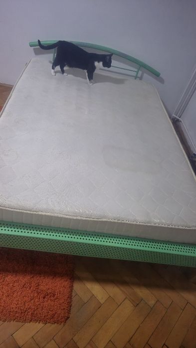 Vând pat . Din fier . Cu tot cu saltea