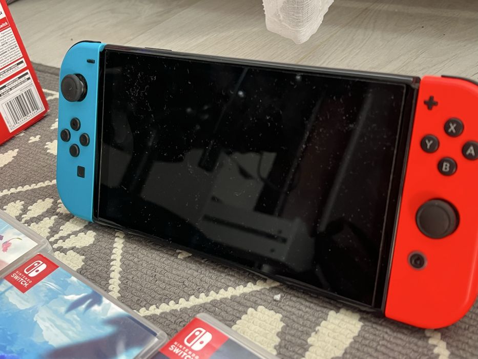 Vând Nintendo Switch oled + 9 jocuri, în stare foarte bună, bine întreținut, fără defecte, funcționează perfect.