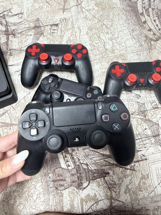 Playstation 4 slim с 3 джойстика и игри