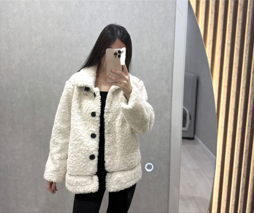 Шубка белая красивая