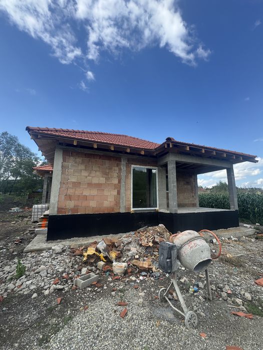 Case la rosu, garduri, renovari, amenajari interioare, fatade