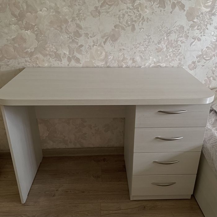 Стол в идеальном состоянии!