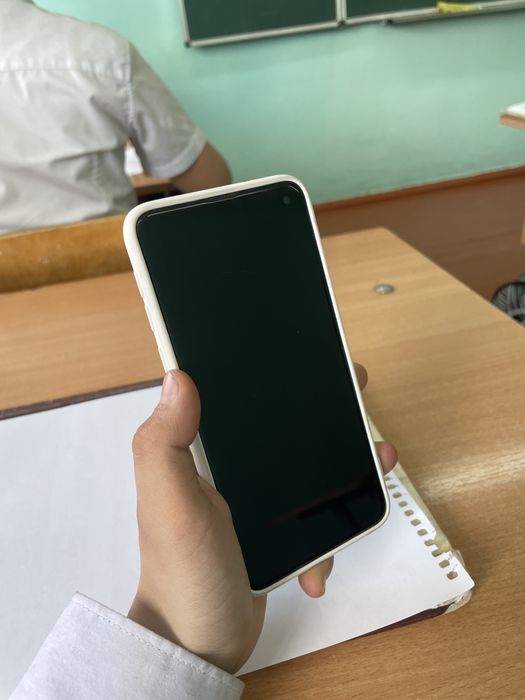 Телефон самсунг с10е