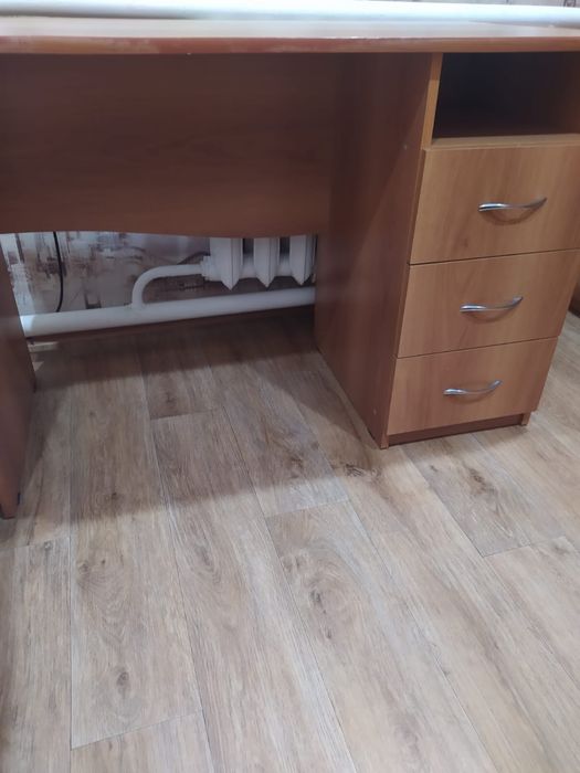 Стол письменный.