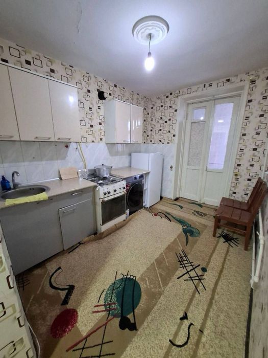 1 комнатная с обстановкой в центре Чирчика (Навои)