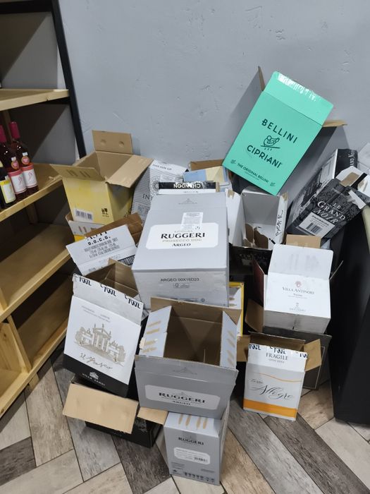 Пустые картонные коробки