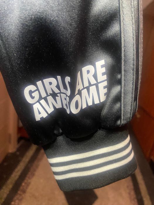 Яке Адидас дизаинерско