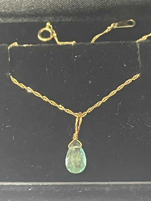 Lanț din aur 18k având un pandant cu smarald natural