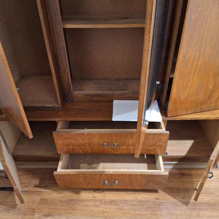 Голям дървен гардероб