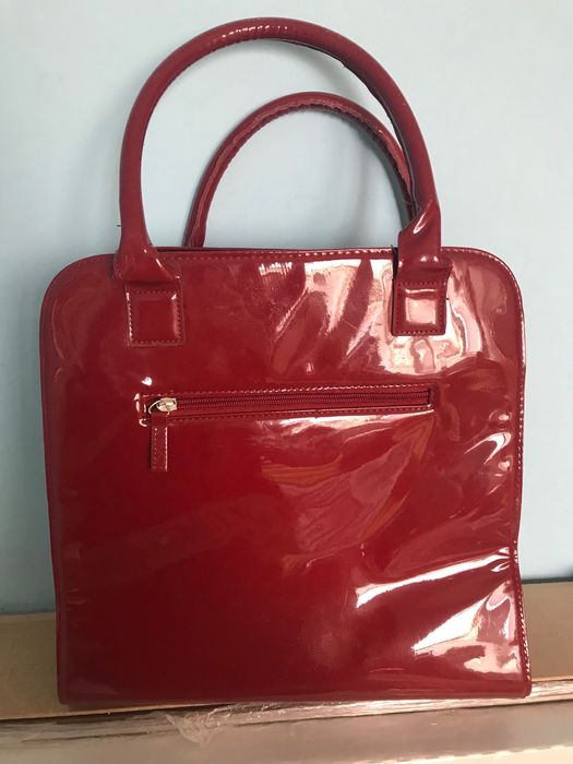 Червена лачена чанта, 40лв.