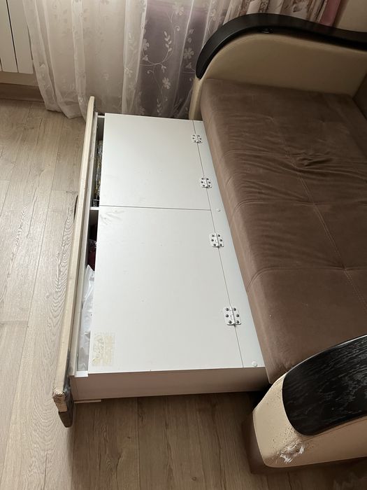 Диван коричневый