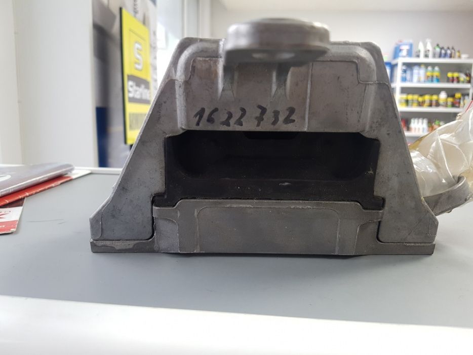 Тампон двигател INSIGNIA