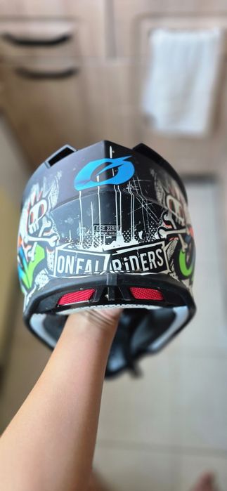 Продавам ендуро каска на Oneal и нагръдник на Alpinstar