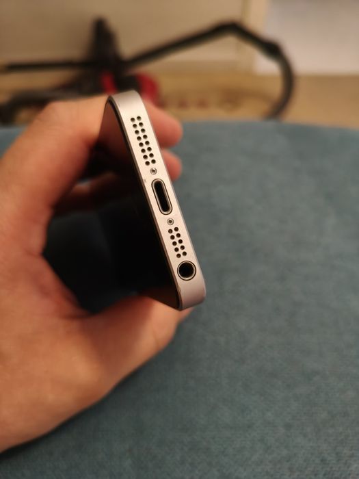 iPhone  5 SE, 32 Gb идеальное состояние