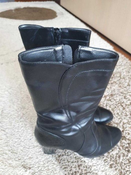 Vand cizme piele calitativa, toc 7 cm, stare foarte buna,  marime 39