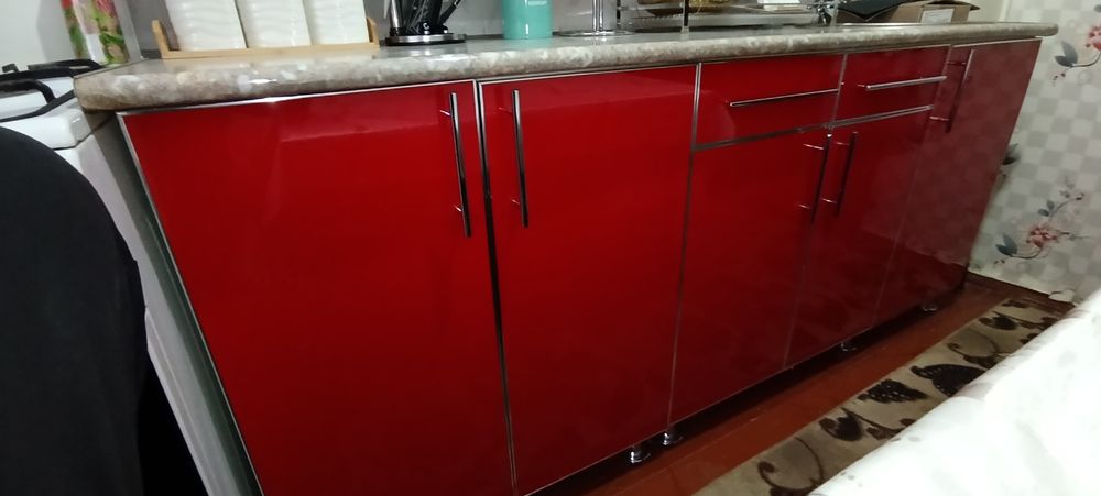 Кухинни мебель ва газ плита сотилади