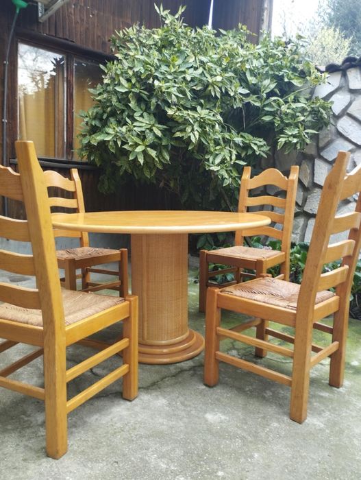 Масивна маса с 4 стола