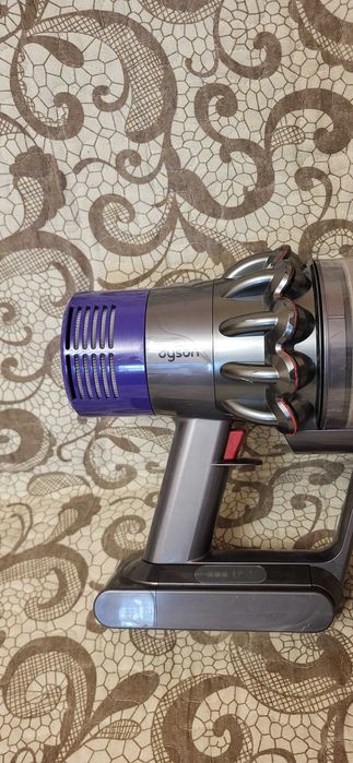 Aspirator vertical Dyson V10  fuctional  se vinde cum se vede in poze