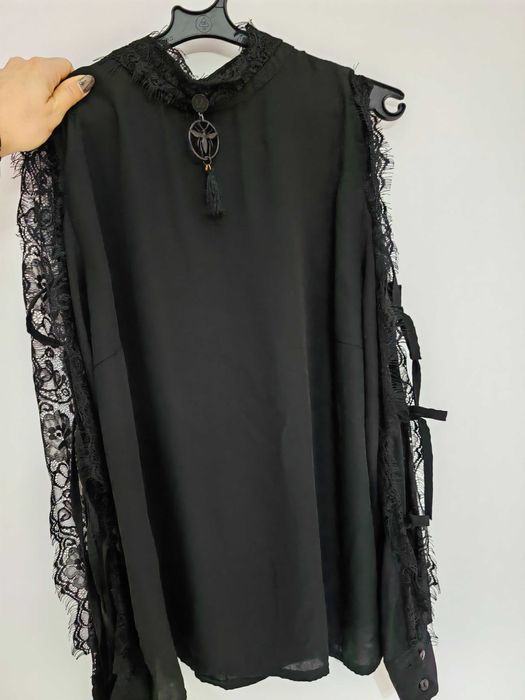 Черна блуза с дантела