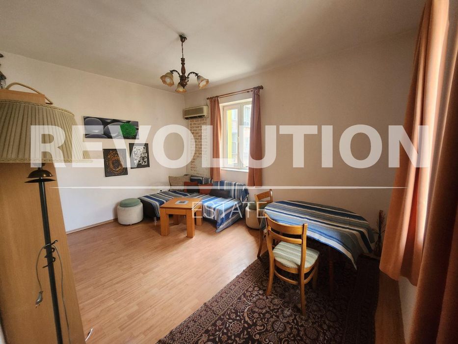 Дава се под наем Двустаен апартамент в Пловдив, Център - 72 кв.м за 325 € - Снимка #1