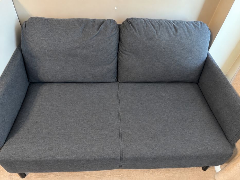 Продавам двуместен диван Glostad Ikea