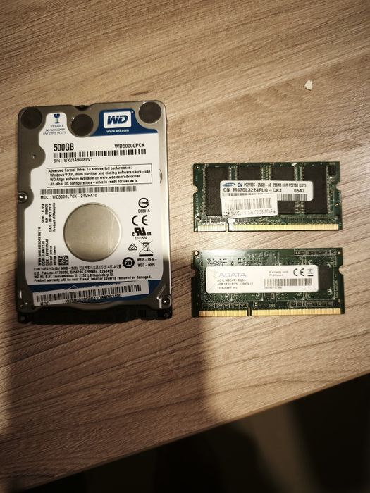 De vanzare  Hard Disk  de 500 GB și memorii interne  Laptop 256, și una de 4 gb