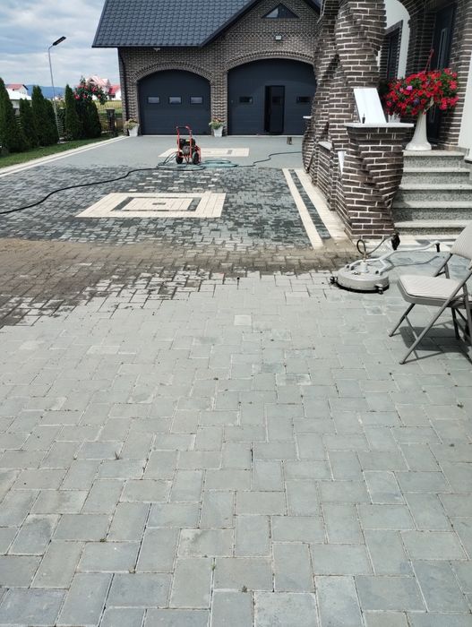 Servicii Profesionale Curățenie Exterioară - Pavaj, Fațade, Acoperișuri
Text:
Echipa noastră oferă servicii complete de igienizare și spălare p