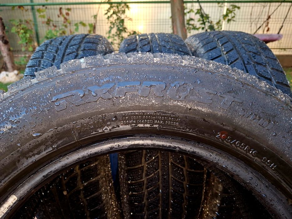 Set 4 anvelope iarna  roadx 205 65 r16 95h rxfrost