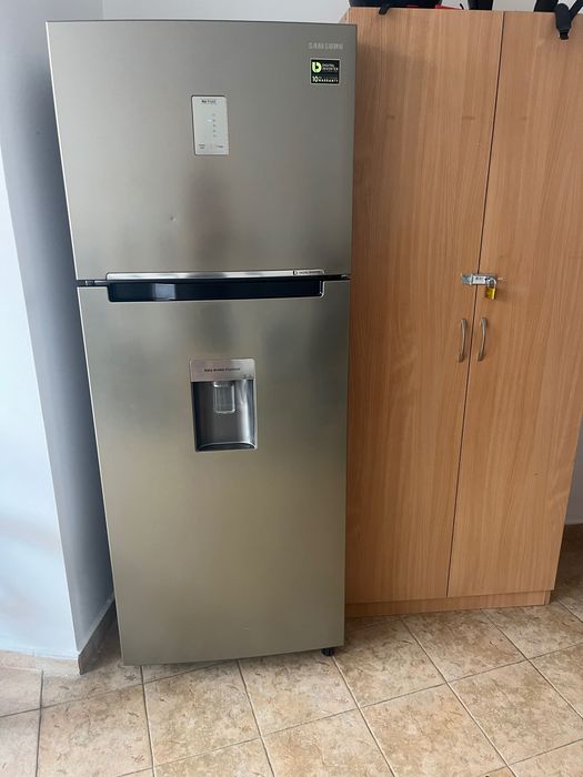 хладилник Samsung с горен фризер, No Frost, Digital Inverter и диспенсър за вода.