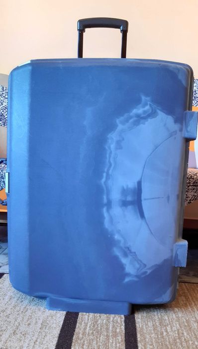 Продавам голями твърди куфари за пътуване