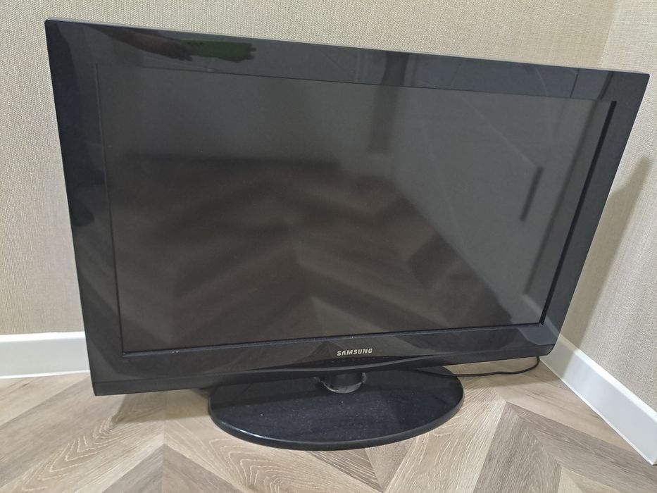 Срочно продаётся телевизор SAMSUNG , тюнер HD-757 и Приставка 4K ULTRA