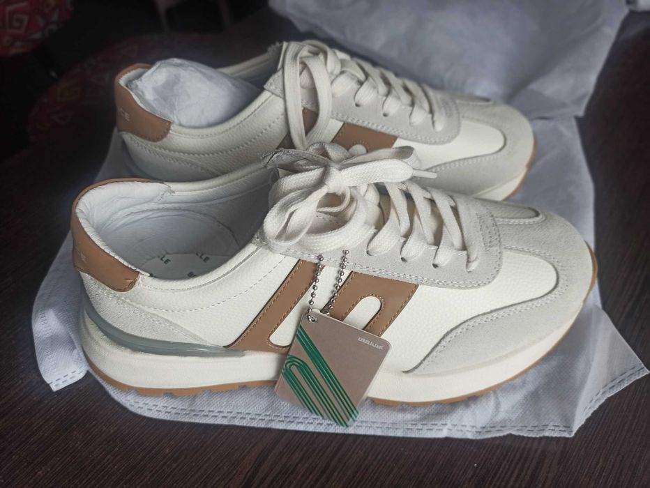 Продам женские кроссовки