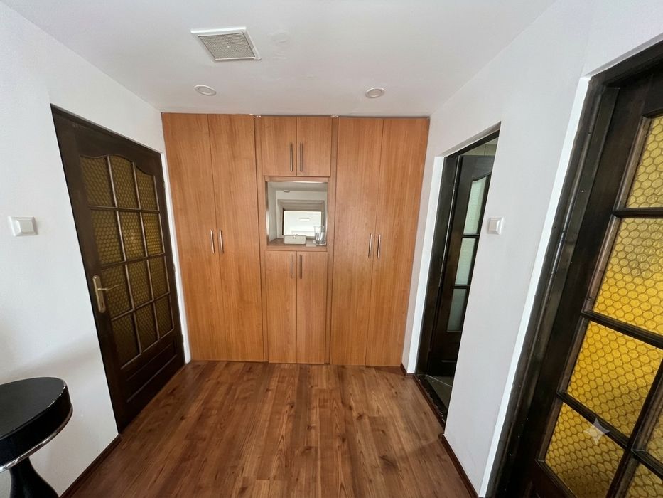 Închiriez apartament cu 3 camere