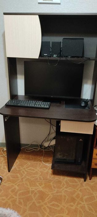 Стол компьютерный.