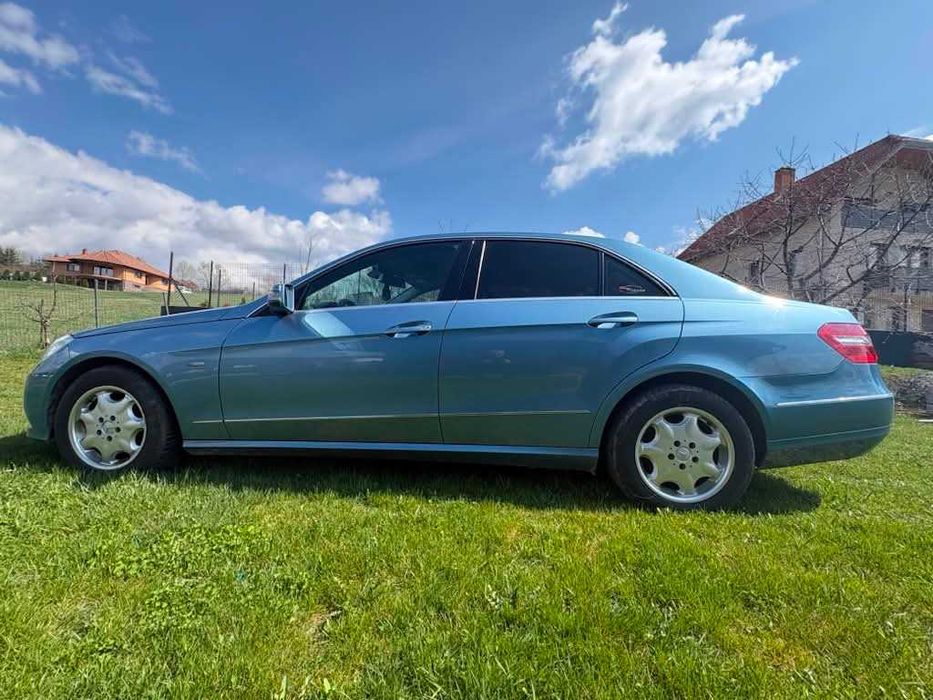 vând Mercedes E class, benzină